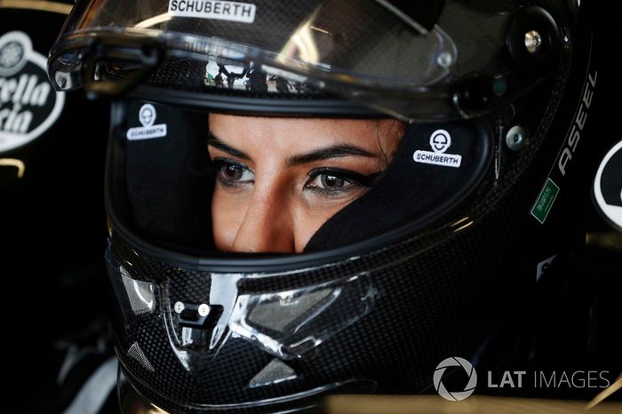Aseel Al-Hamad, se prepara para conducir el F1 E20 de Renault de 2012 en el Renault Passion Parade