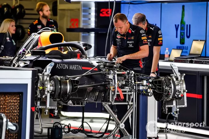 Dentro del garaje del equipo de Red Bull trabajando en un coche 