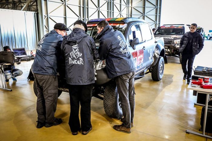 Verificaciones en Paul Ricard antes del embarque del Dakar 2020