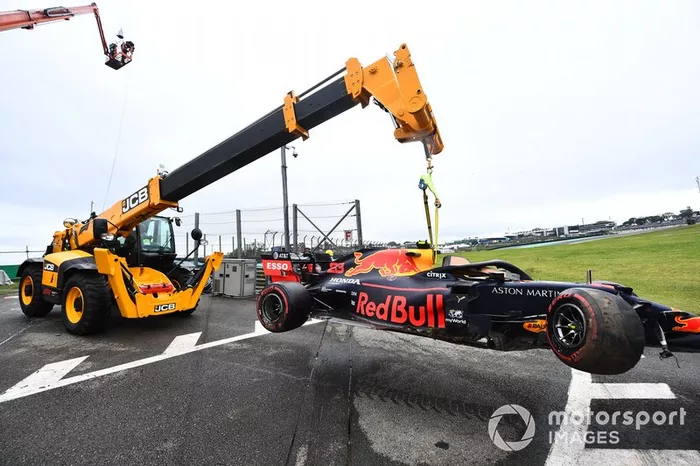 Los oficiales retiran el coche de Alexander Albon, Red Bull RB15, con una grúa 