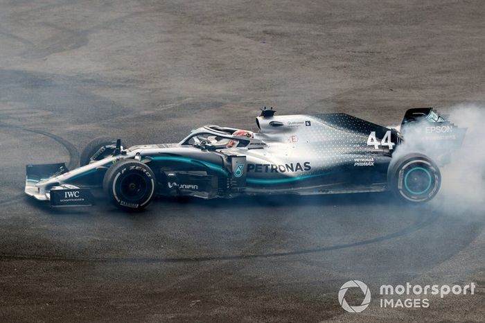 Lewis Hamilton, Mercedes AMG F1 W10, primo classificato, festeggia dopo la gara 