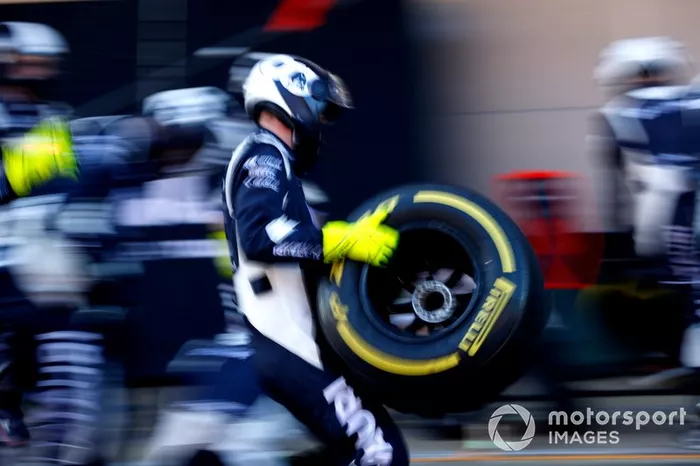 Pierre Gasly, AlphaTauri AT01 durante un pit stop