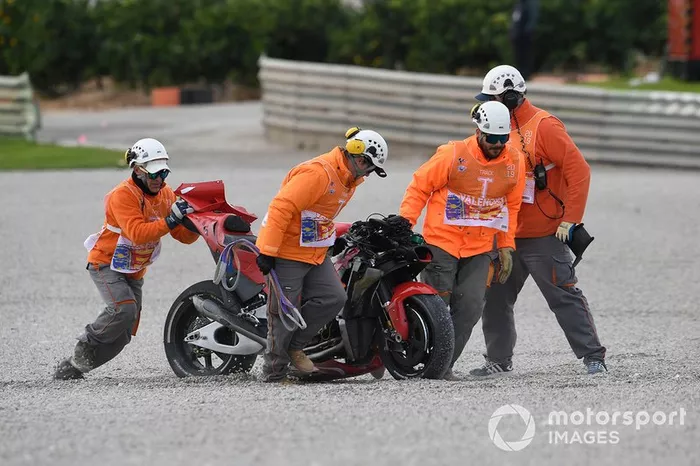 Andrea Iannone, Aprilia Racing Team Gresini moto chocada