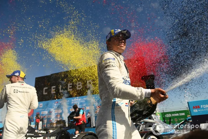 Podio: ganador Nyck de Vries, Mercedes-Benz EQ