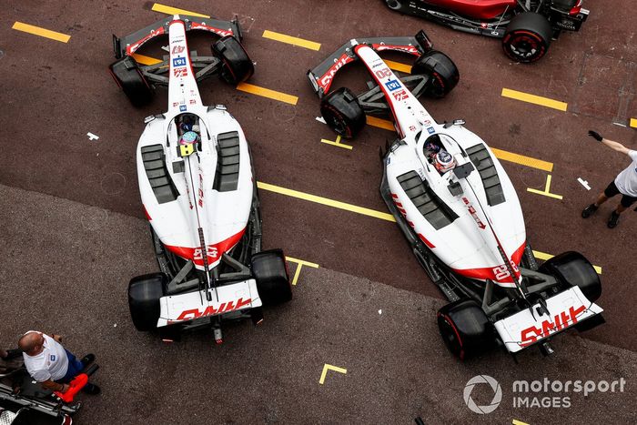 Mick Schumacher, Haas VF-22, y Kevin Magnussen, Haas VF-22, en el pit lane