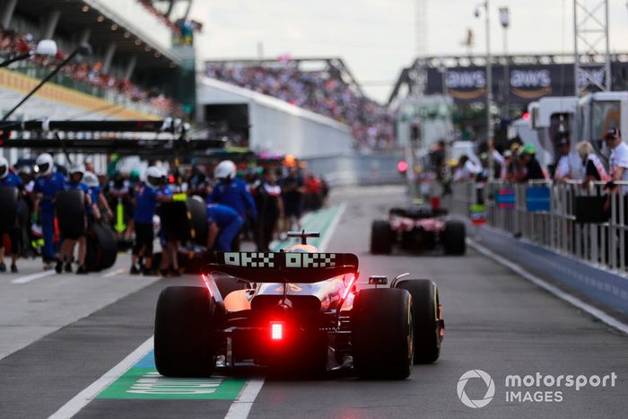 Daniel Ricciardo, McLaren MCL36, en el pit lane