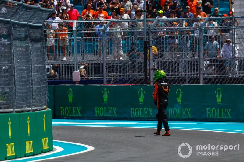 Lando Norris, McLaren MCL38, traverse la piste après avoir fait un tête-à-queue dans le premier tour.