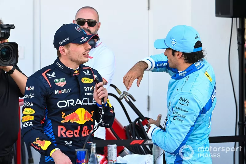 Max Verstappen, Red Bull Racing, Carlos Sainz, Scuderia Ferrari, parlent au Parc Ferme après les qualifications