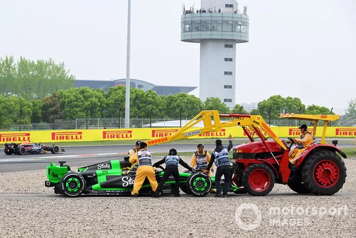 Los comisarios retiran el coche de Valtteri Bottas, Kick Sauber C44, del circuito