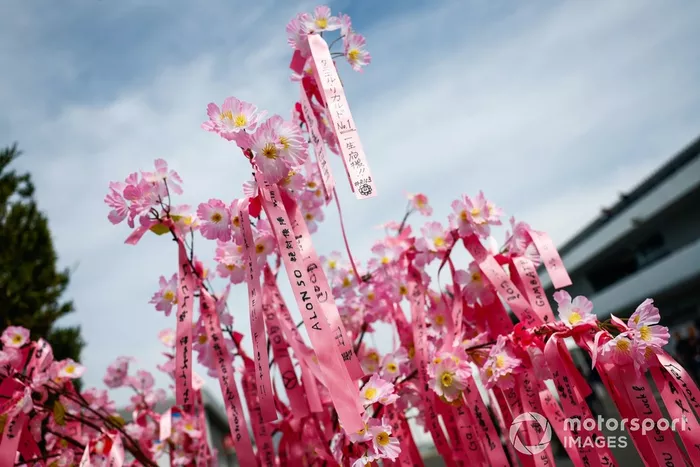 Messages aux pilotes, dont Fernando Alonso, Aston Martin F1 Team, liés à la fleur de cerisier, ou sakura.