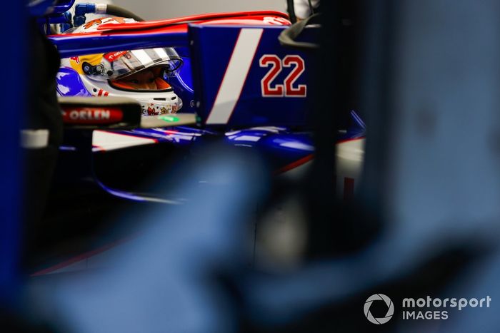 Yuki Tsunoda, Visa Cash App RB F1 Team, en el garaje