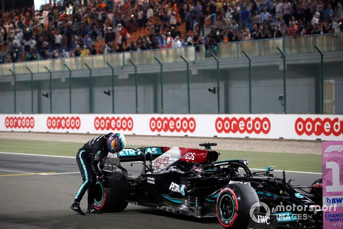 Ganador de la pole position Lewis Hamilton, Mercedes, celebra