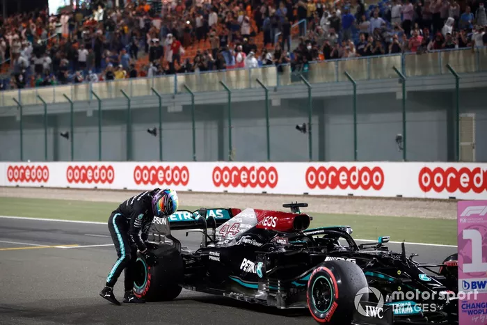 Ganador de la pole position Lewis Hamilton, Mercedes, celebra