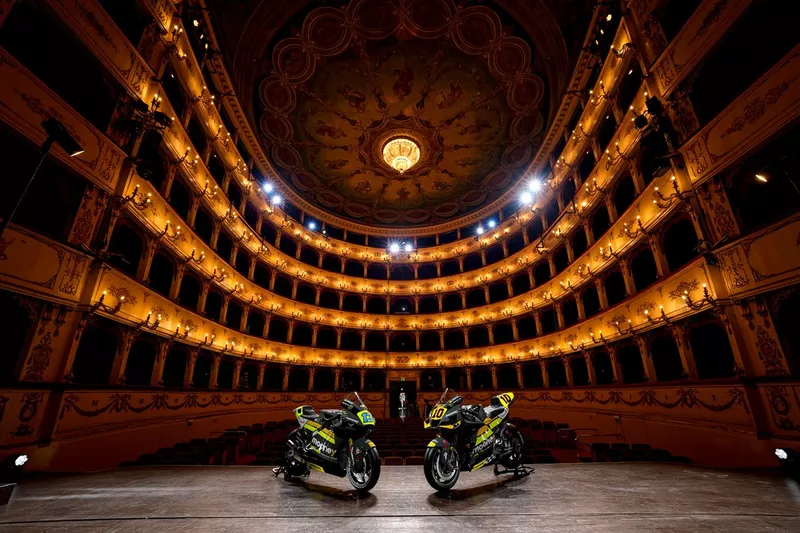 Les motos de VR46 en Moto2 (à gauche) et en MotoGP (à droite)
