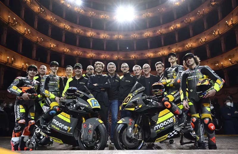 L'équipe VR46 entourant Valentino Rossi