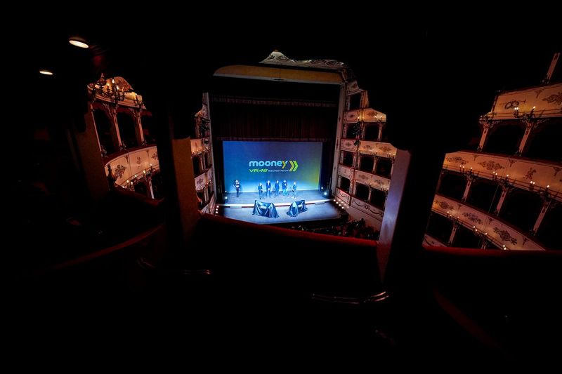 La cérémonie de VR46 au théâtre Rossini de Pesaro