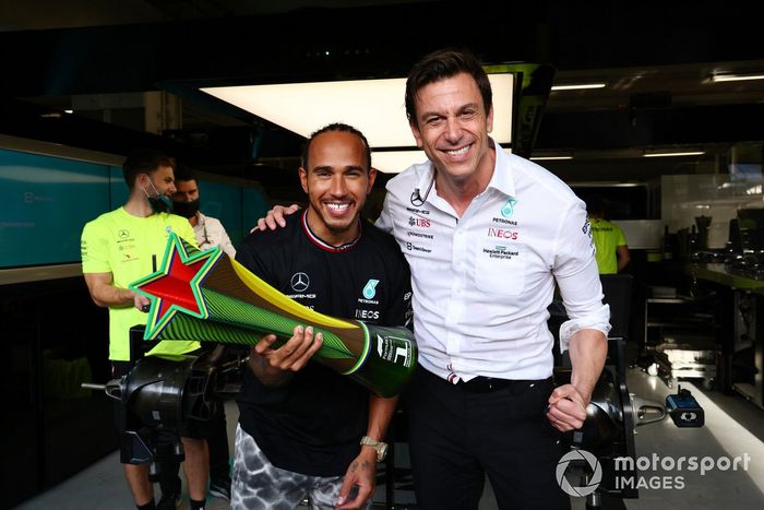 Lewis Hamilton, Mercedes, y Toto Wolff, director del equipo y consejero delegado de Mercedes AMG, celebran tras la carrera