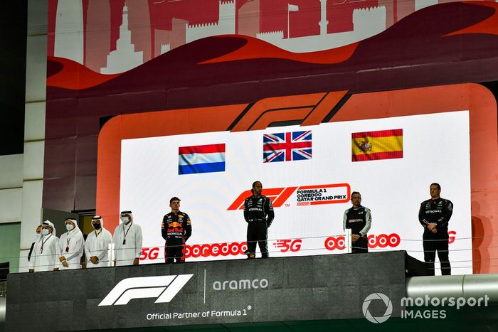 Max Verstappen, Red Bull Racing, segundo, Lewis Hamilton, Mercedes, ganador y Fernando Alonso, Alpine F1, tercer clasificado en el podio del GP de Qatar