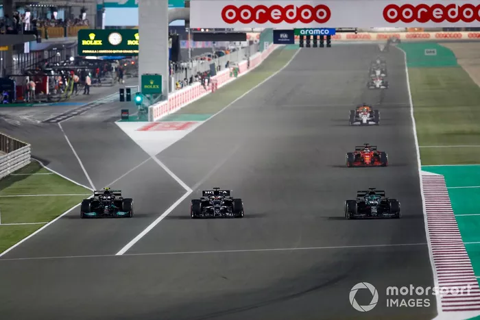 Yuki Tsunoda, AlphaTauri AT02, lucha con Valtteri Bottas, Mercedes W12, y Lance Stroll, Aston Martin AMR21