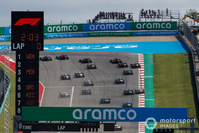 Lewis Hamilton, Mercedes W12, Max Verstappen, Red Bull Racing RB16B, Sergio Pérez, Red Bull Racing RB16B, Charles Leclerc, Ferrari SF21, Carlos Sainz Jr., Ferrari SF21, Daniel Ricciardo, McLaren MCL35M, y el resto de la parrilla de salida