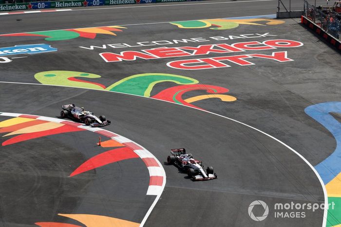 Kimi Raikkonen, Alfa Romeo Racing C41, Mick Schumacher, Haas VF-21