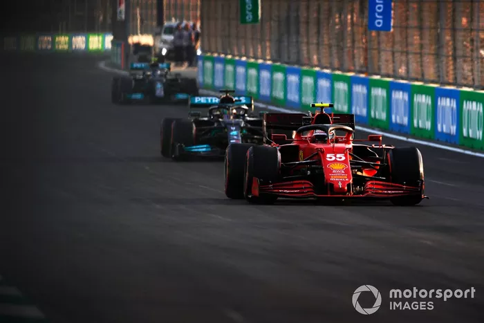Carlos Sainz Jr., Ferrari SF21, Lewis Hamilton, Mercedes W12, Valtteri Bottas, Mercedes W12