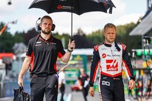 Kevin Magnussen, Haas F1 Team, camina por el pit lane 