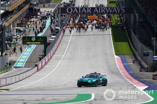 O safety car abandona a grelha de Sprint