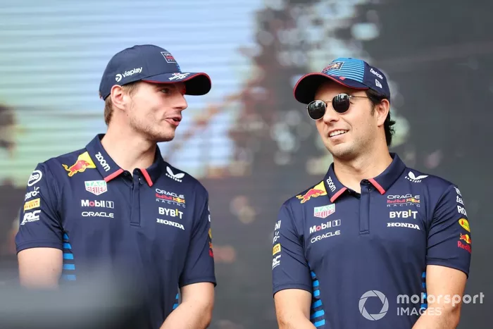  Max Verstappen, Red Bull Racing, Sergio Pérez, Red Bull Racing, en el escenario del Fan Forum