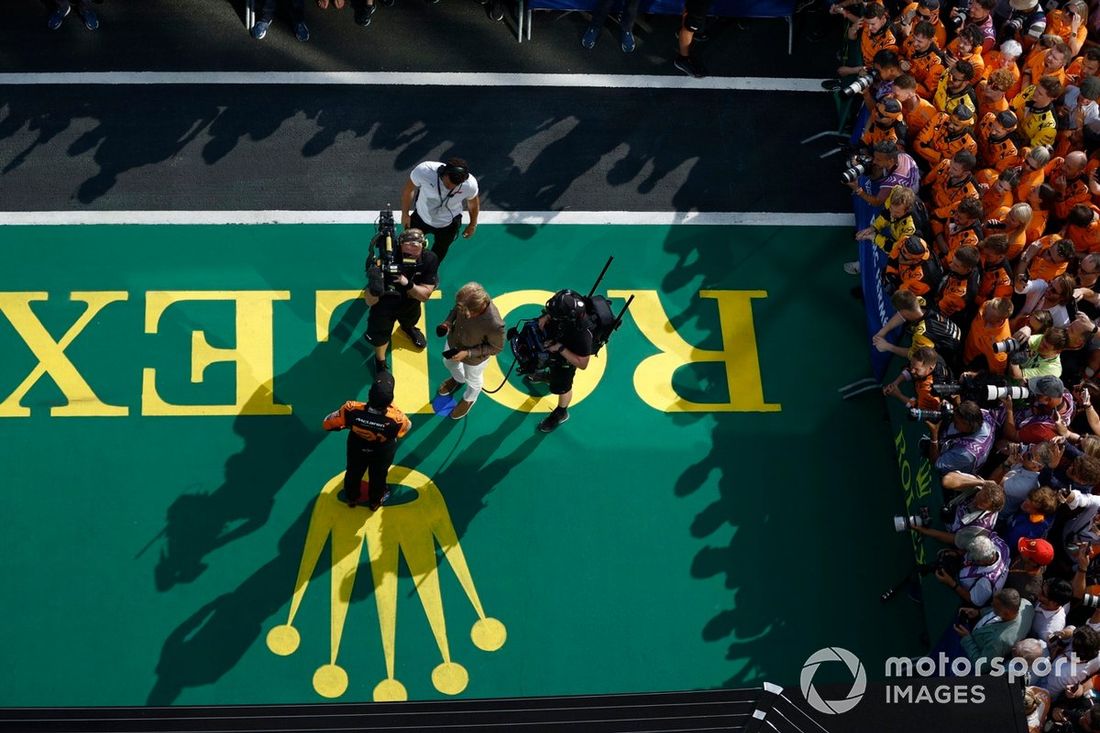 Oscar Piastri, McLaren F1 Team, 1ª posição, é entrevistado após a corrida