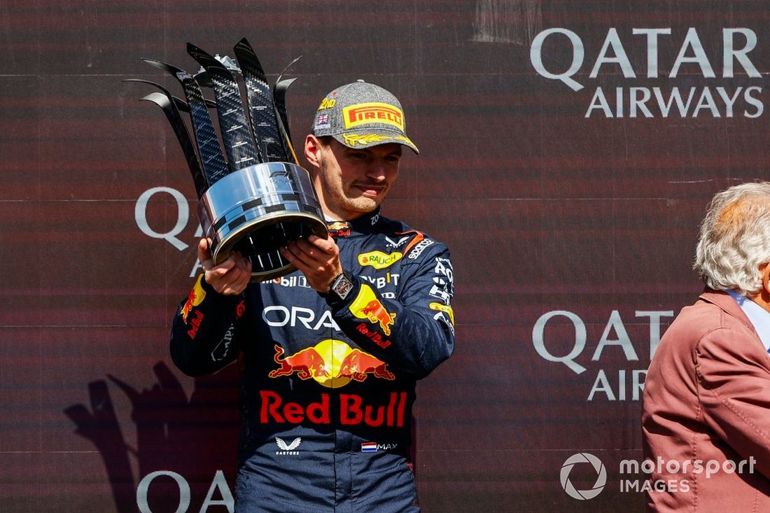 Max Verstappen, Red Bull Racing, 2ª posición, con su trofeo