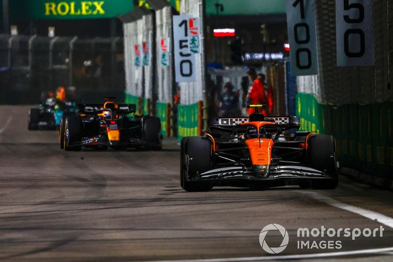 Lando Norris, McLaren MCL38, Max Verstappen, Red Bull Racing RB20
