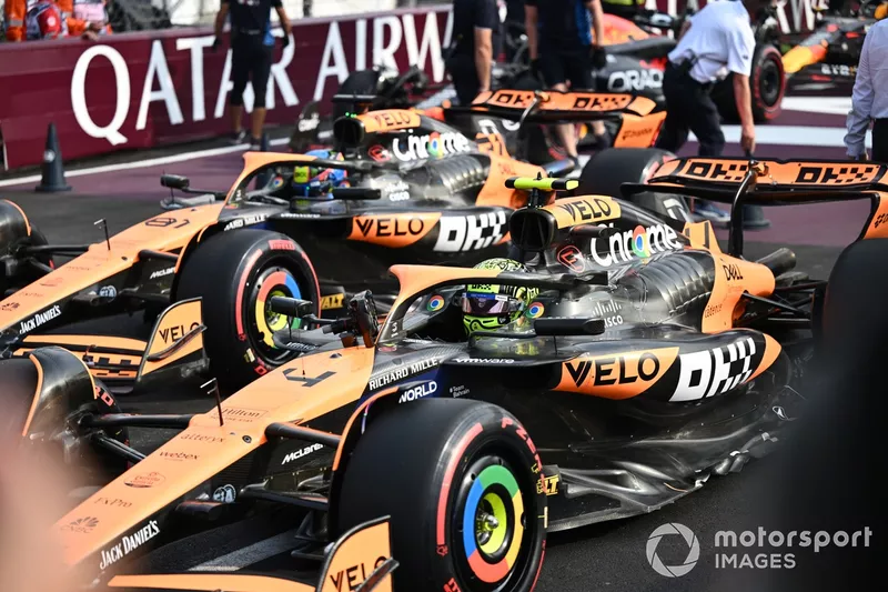 Lando Norris, McLaren MCL38, Oscar Piastri, McLaren MCL38, arrivent au Parc Ferme après les qualifications.