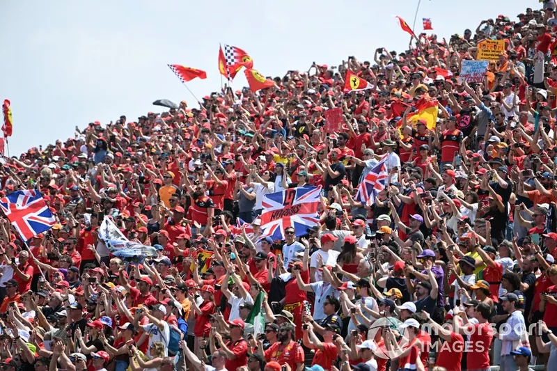 Les fans apprécient l'ambiance pendant la parade des pilotes 