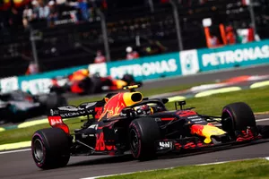 Max Verstappen, Red Bull Racing RB14, voor Lewis Hamilton, Mercedes AMG F1 W09, Daniel Ricciardo, Red Bull Racing RB14