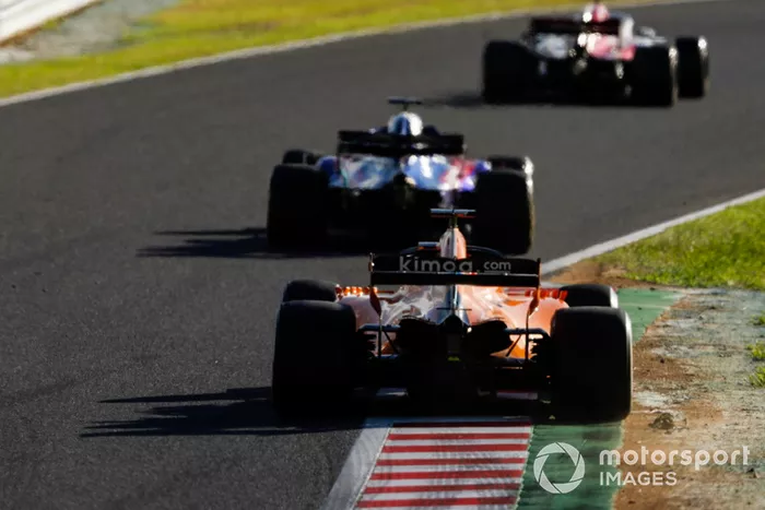 Brendon Hartley, Toro Rosso STR13, y Fernando Alonso, McLaren MCL33