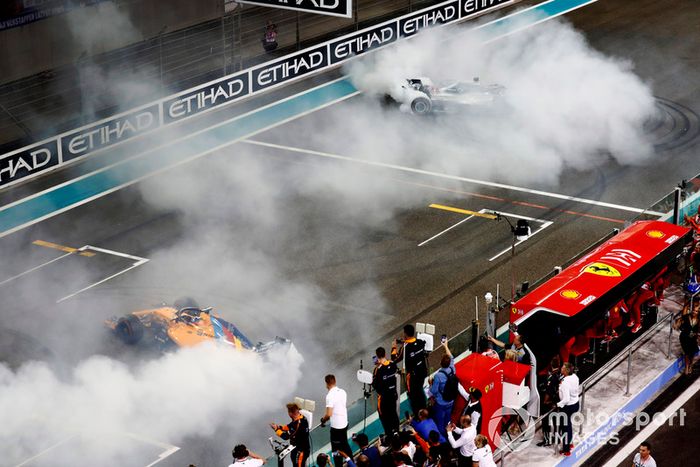 Fernando Alonso, McLaren MCL33, y Lewis Hamilton, Mercedes AMG F1 W09 EQ Power+, realizan donuts al final de la carrera