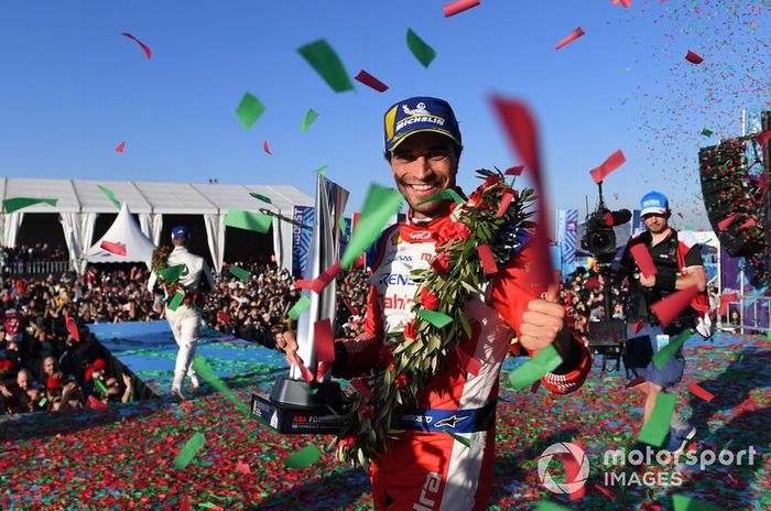 Podio: ganador de la carrera Jérôme d'Ambrosio, Mahindra Racing celebra