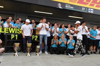 Lewis Hamilton, Mercedes AMG F1 celebrates victory with Valtteri Bottas, Mercedes AMG F1, George Russell, Mercedes AMG F1 and the team
