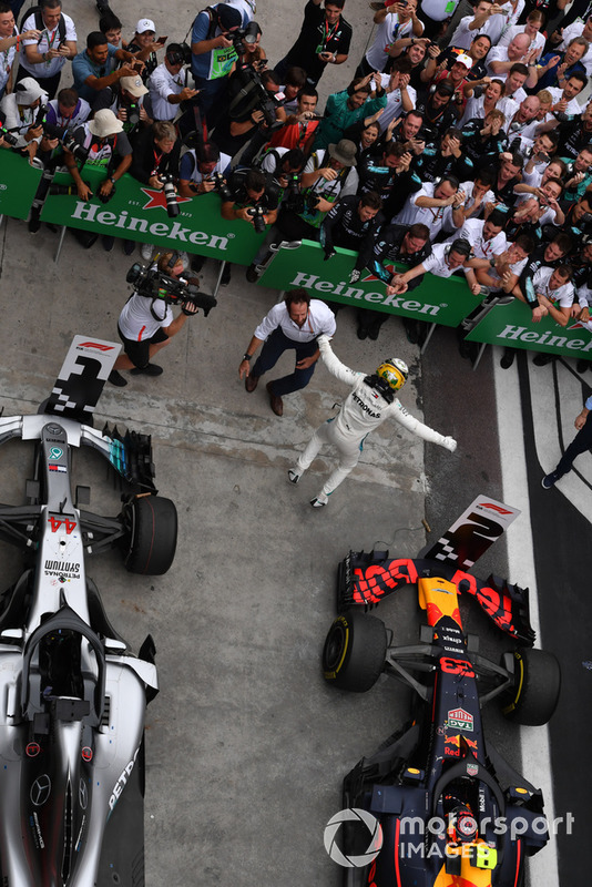 Il vincitore della gara Lewis Hamilton, Mercedes AMG F1, festeggia nel parco chiuso