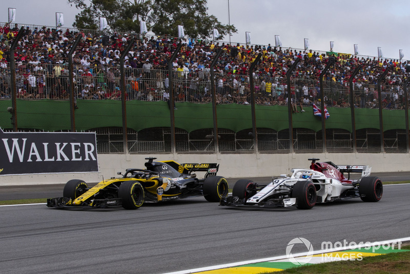 Nico Hulkenberg, Renault Sport F1 Team R.S. 18 and Marcus Ericsson, Sauber C37 battle