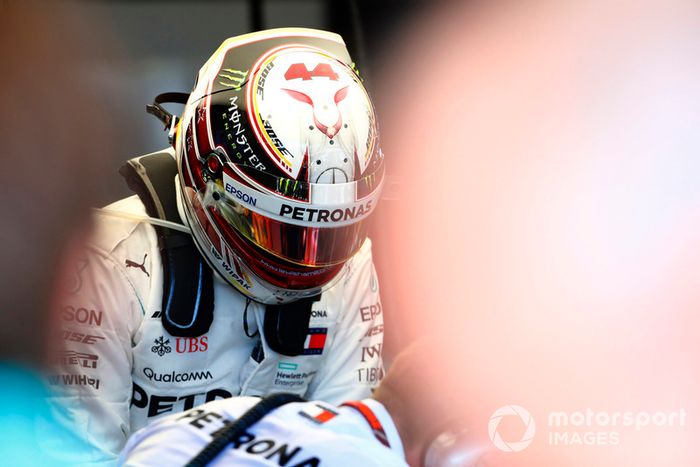 Lewis Hamilton, Mercedes AMG F1 W09 EQ Power+, Sube a su coche en el garaje