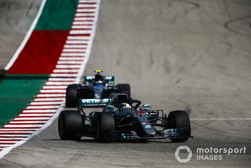 Lewis Hamilton, Mercedes AMG F1 W09 EQ Power+, memimpin Valtteri Bottas, Mercedes AMG F1 W09 EQ Power+
