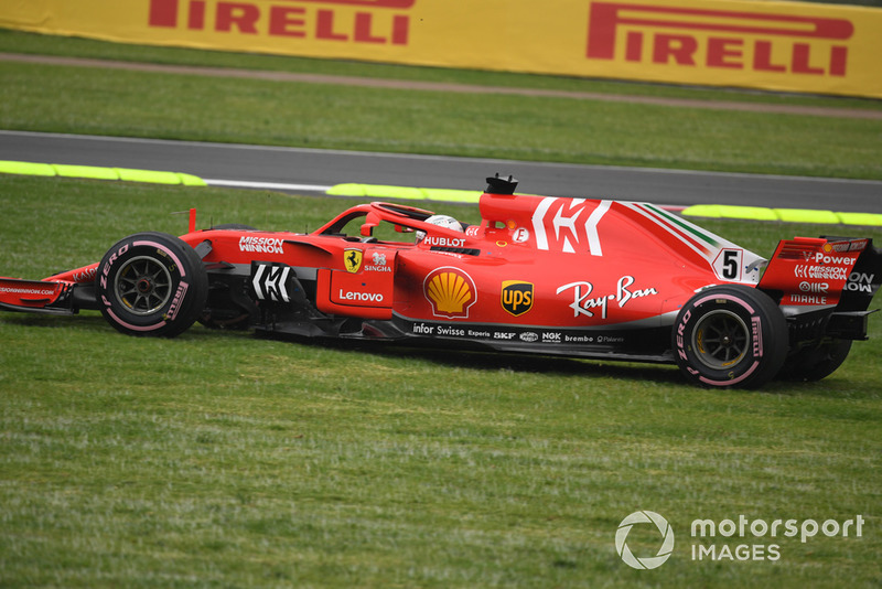 Sebastian Vettel, Ferrari SF71H traverse l'herbe après un tout-droit