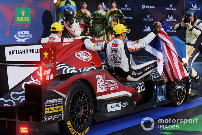 LMP2 ganadores #37 Jackie Chan DC Racing Oreca 07 Gibson: Jazeman Jaafar, Weiron Tan, Nabil Jeffri