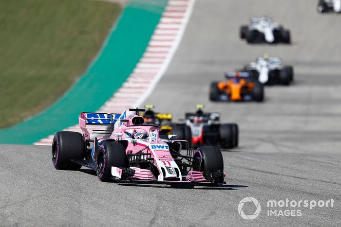 Sergio Perez, Racing Point Force India VJM11, Carlos Sainz Jr., Renault Sport F1 Team R.S. 18, Kevin Magnussen, Haas F1 Team VF-18, y el resto del grupo en la vuelta de formación.