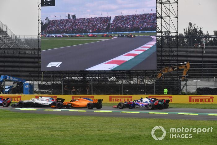Stoffel Vandoorne, McLaren MCL33 y Pierre Gasly, Toro Rosso STR13 al inicio
