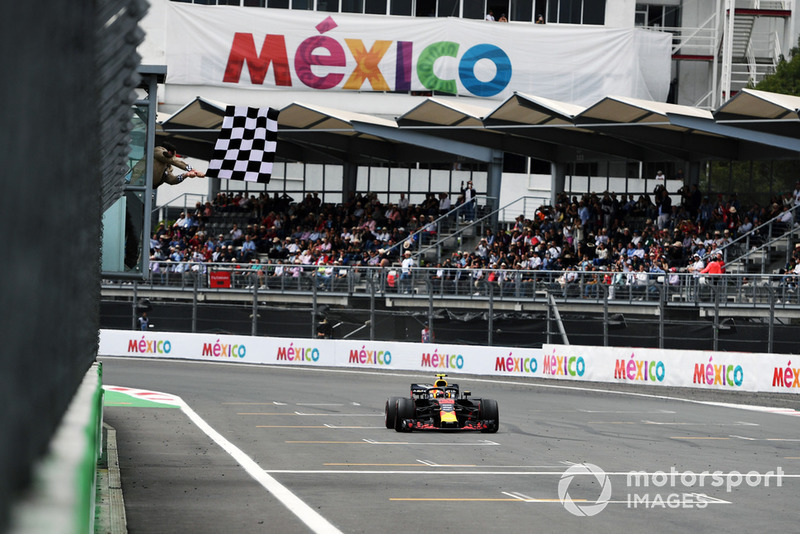 Ganador Max Verstappen, Red Bull Racing RB14 cruza la meta