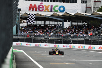 Winnaar Max Verstappen, Red Bull Racing passeert de finish
