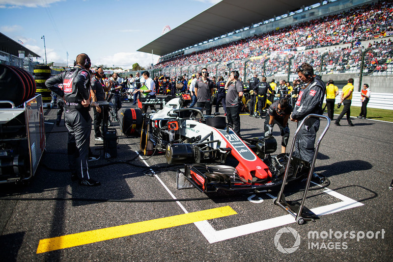 Engineers on the grid with the car of Kevin Magnussen, Haas F1 Team VF-18